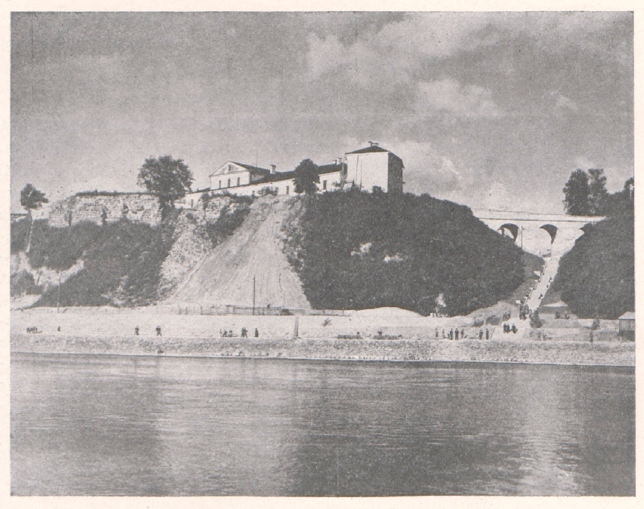 Ул. Замковая, 22 (Старозамковая). Старый замок (XIV в.)