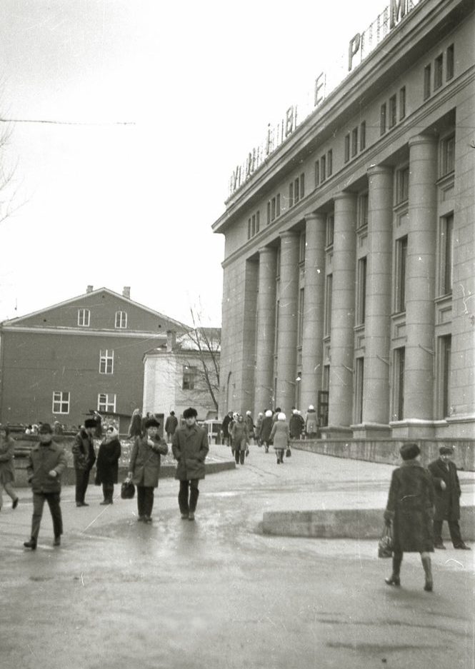Ул. Советская, дом №18. Универмаг (1959). Отель «Европа» (1880-е)