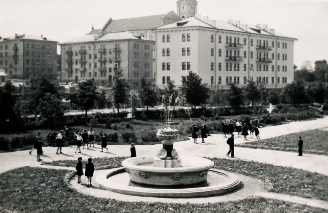 Ул. Карла Маркса, дом №1. Дворец Стефана Батория XVI в.