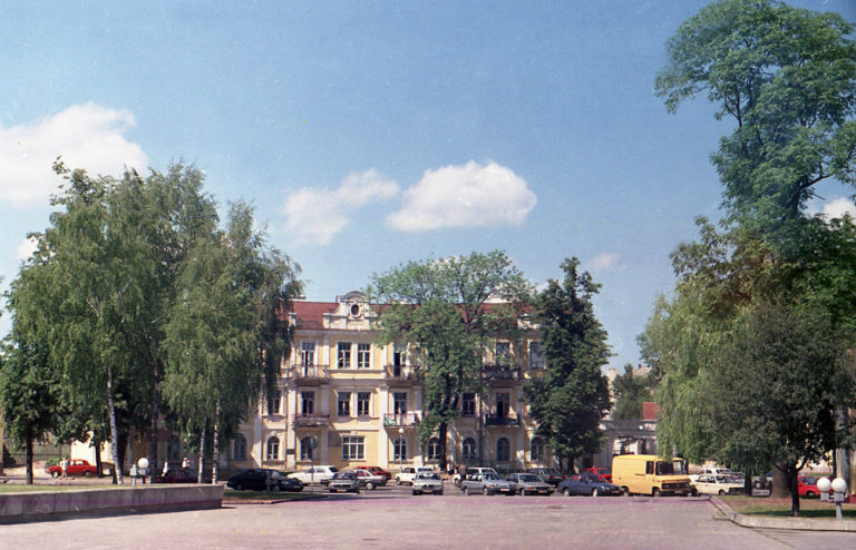 Площадь Тызенгауза, дом №4. Кривая официна