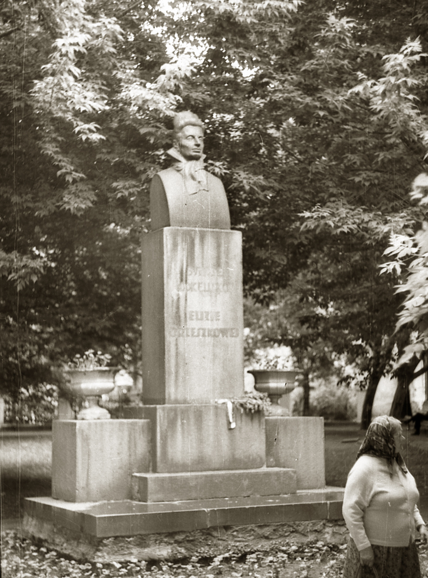 Ул. Ожешко. Памятник-бюст Элизе Ожешко (1929, восстан. в 1947)