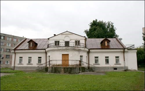 Ул. Репина, дом № 5а. Августовская усадьба