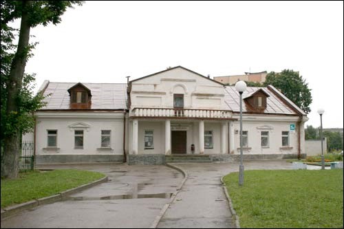 Ул. Репина, дом № 5а. Августовская усадьба