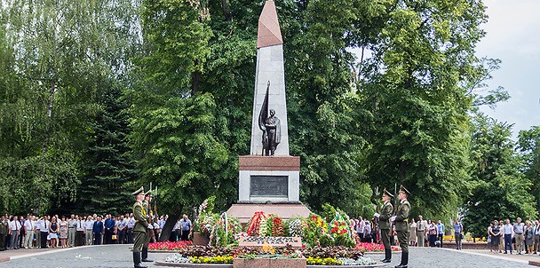 Ул. Ожешко. Братская могила советских воинов и партизан