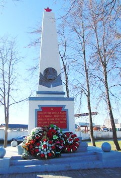 Ул. Победы.  Братская могила красноармейцев