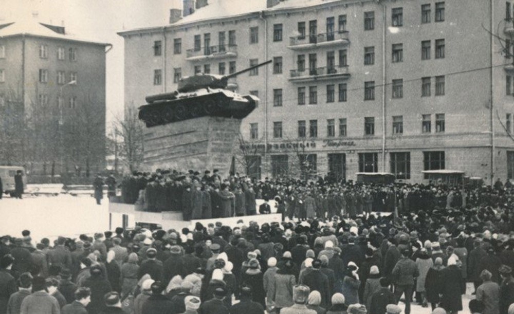 Ул. Стефана Батория. Памятник воинам-освободителям. Танк